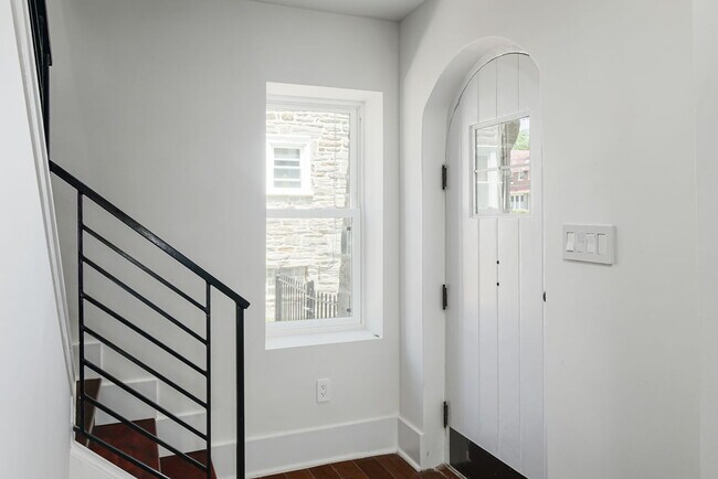 Building Photo - 711 E Phil Ellena St