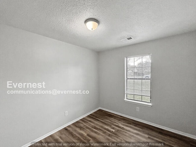 Building Photo - Limited Time Special Offer / 3 Bed, 2 Bath Home with Fenced Yard / Pet-Friendly / Available Now!