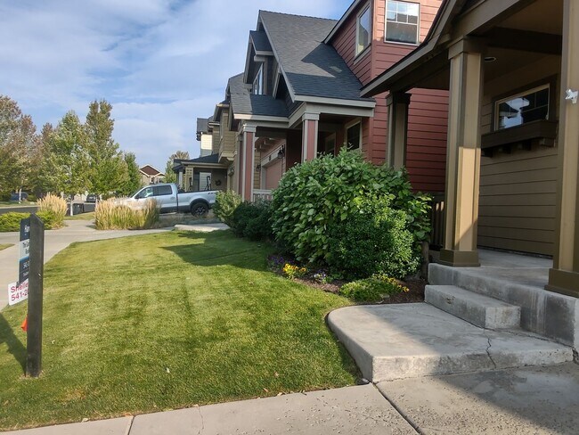 Foto del edificio - Freshly updated 4 bedroom 2.5 bath, two st...