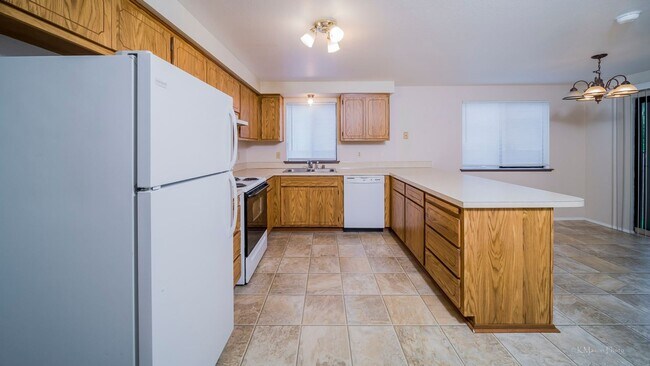 Building Photo - Cozy Rambler 3bed 2bath with Fully Fenced ...