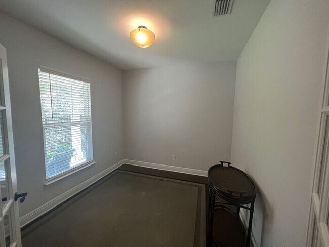 Foto del edificio - Pensacola- 3 Bed, 2 Bath w/office