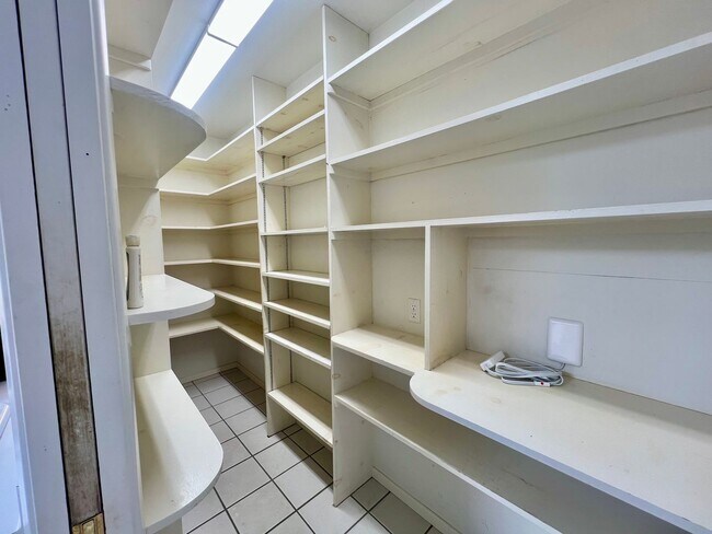 Foto del edificio - Large 4 bedroom 3 bathroom home in Pacific...