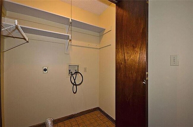 Foto del edificio - COMING SOON!! Large home in the Newmark and Staley Area