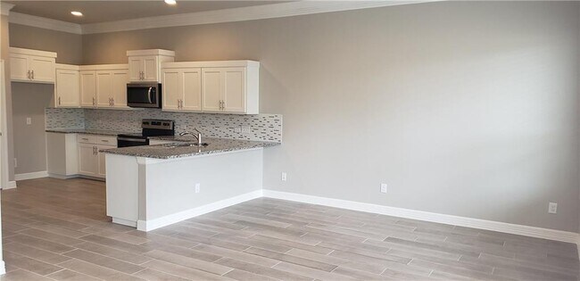 Foto del edificio - 100 Everett Ct