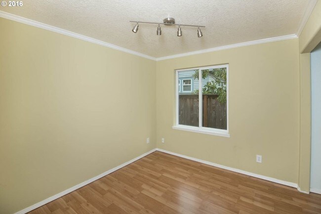 Foto del edificio - 1318 NE Rosa Parks Way