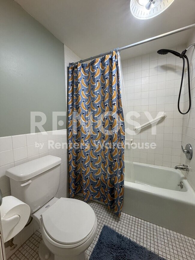 Foto del edificio - 4648 Cedar Lk Rd S