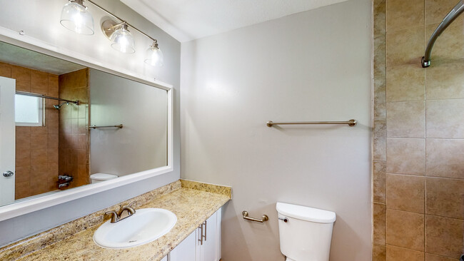 Baño de 1x1 - University Square Apartments