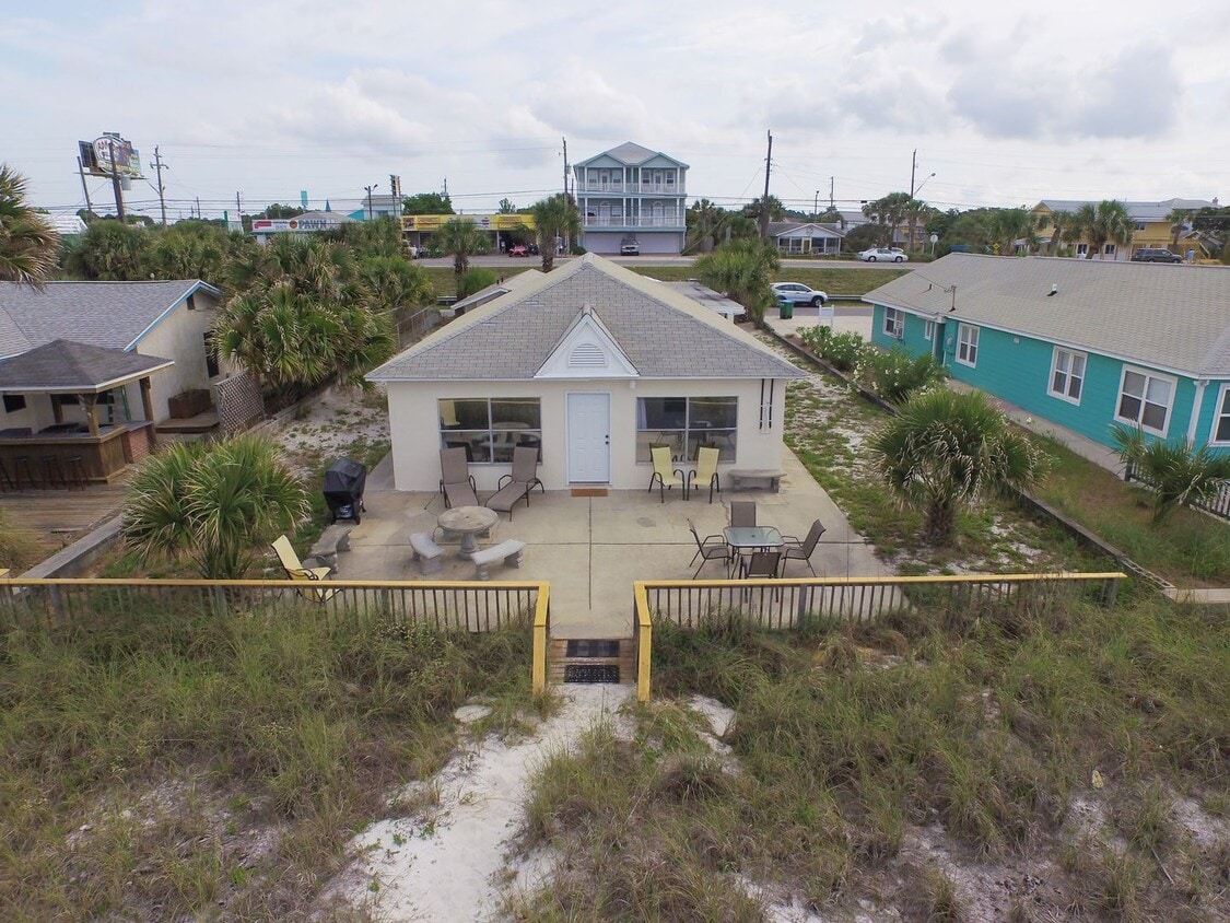 Foto principal - Charming Beach-Front 4bd Home