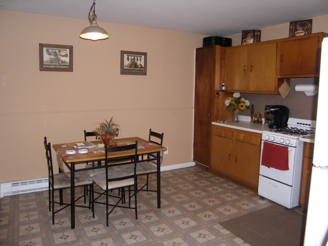 263 Kitchen - 263-271 Bullet Hole Rd