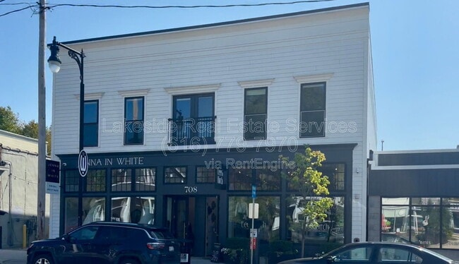 Building Photo - 708 Wealthy St SE