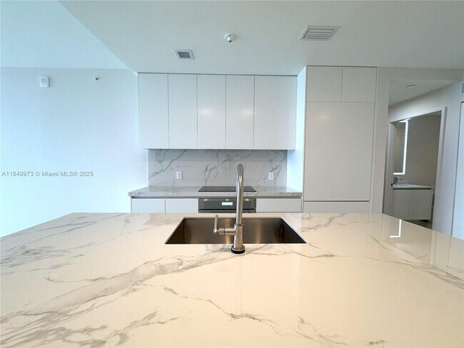 Foto del edificio - 700 NE 24th St