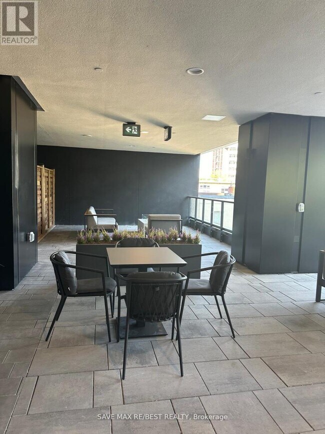 Building Photo - 319 Jarvis St