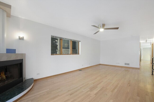 Foto del edificio - 4b3b Duplex Living in The Heart of Wicker Park