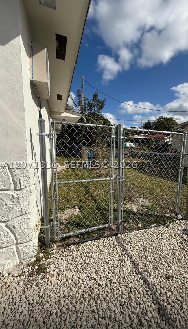 Foto del edificio - 15941 NE 18th Ct