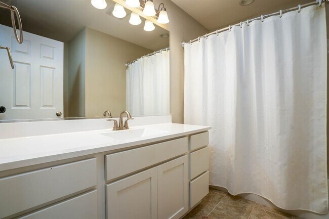 Foto del edificio - 1075 E 115th Ln