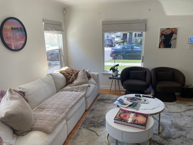 Building Photo - Super comfortable 2-bedroom, 2-bath home in Long Beach