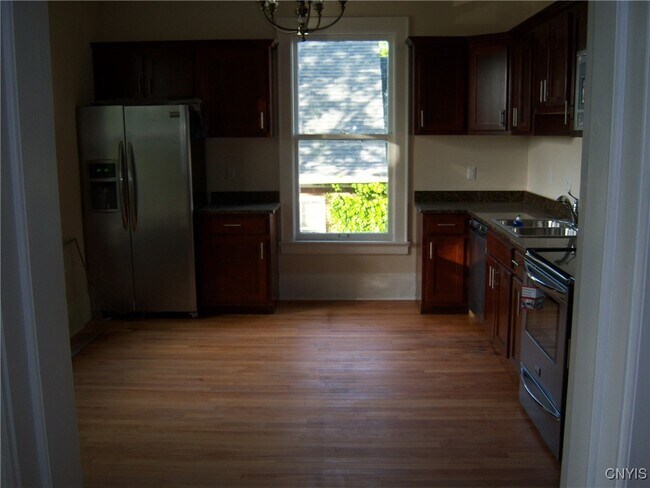 Foto del edificio - 1658 James St