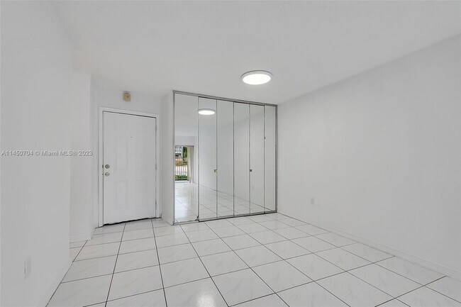 Foto del edificio - 520 NE 38th St