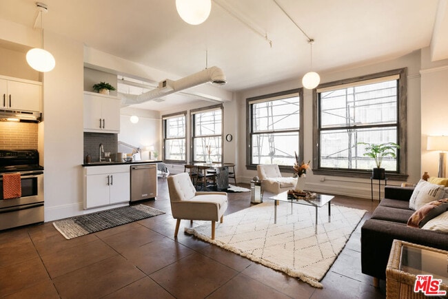 Foto del edificio - 108 W 2nd St