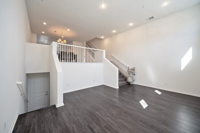 Building Photo - 5547 Strand