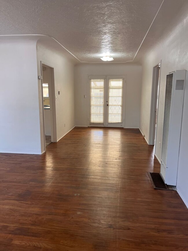 Building Photo - Available Now!! 2 bedroom 1 bath home