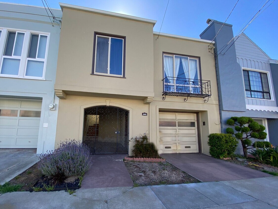 Foto principal - Large 3 Bedroom 1.5 Bath Single Family House in Central Sunset