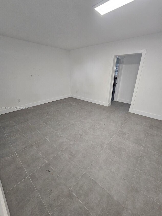 Foto del edificio - 7835 Crespi Blvd
