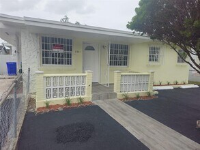 Building Photo - 2521 NW 13th Ave