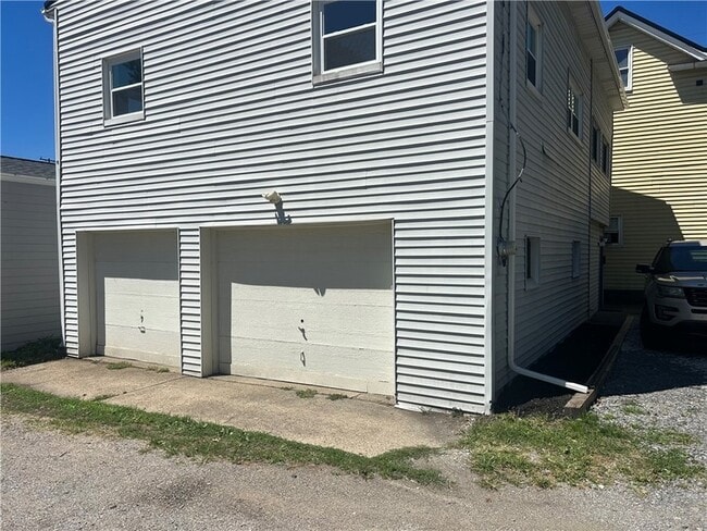 Building Photo - 427 Adams St