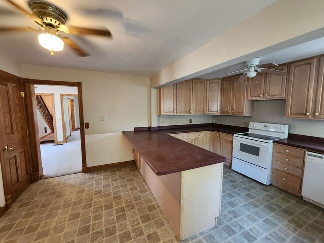 Building Photo - Single Family 3 bedroom 1.5 bath in Moline