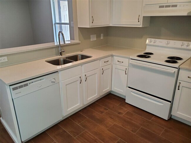 Foto del edificio - 5502 Rose Hill Cir