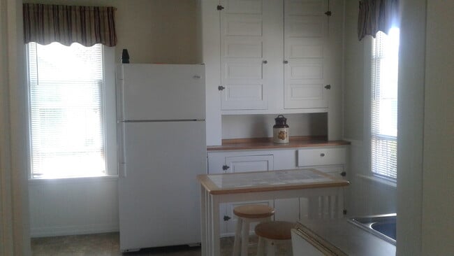 Building Photo - 416 E 3rd St