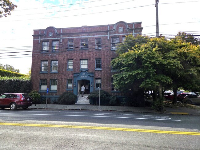 Building Exterior - 720 6th Ave