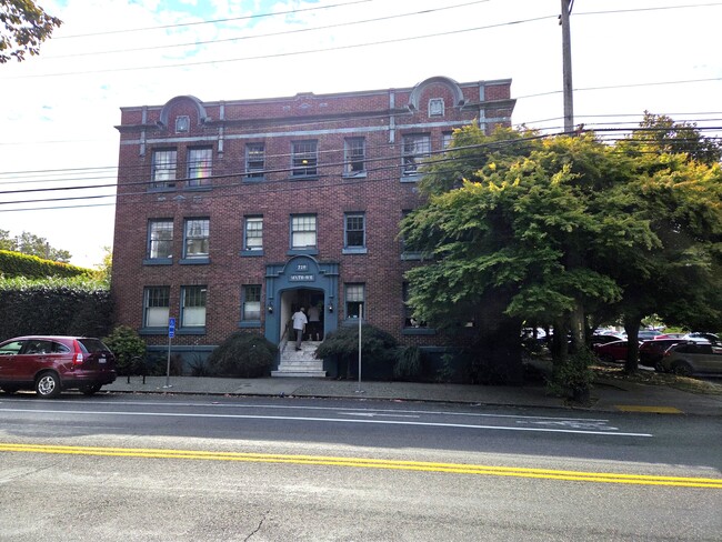 Building Exterior - 720 6th Ave