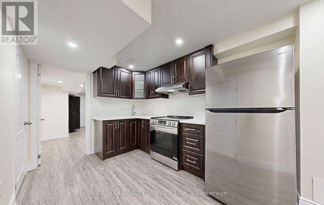 Building Photo - 7095 Village Walk