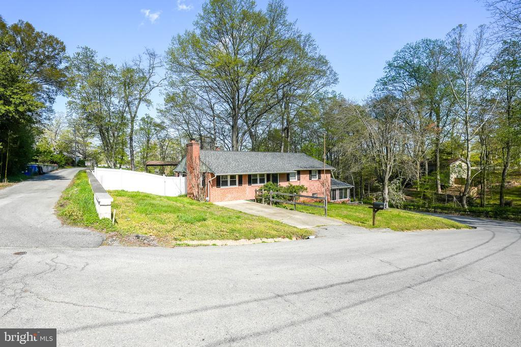 Primary Photo - 33 Evelyn Ln