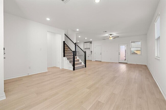 Building Photo - 307 Flowers Ave