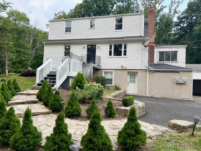Foto principal - 328 Post Rd W