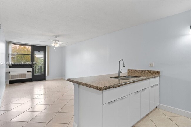 Building Photo - 2771 Riverside Dr