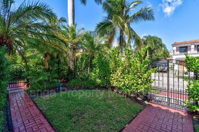 Building Photo - 194 Almeria Rd