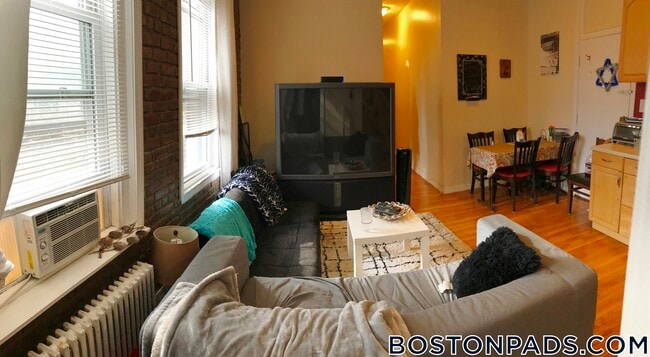 Building Photo - 447 Park Dr