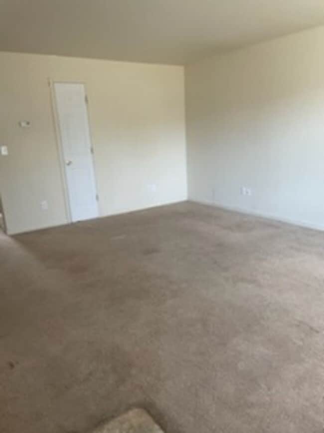 Building Photo - 2 Bedroom Duplex!