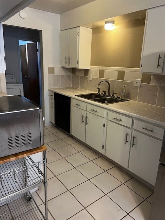 Building Photo - 3 Bedroom Comfort