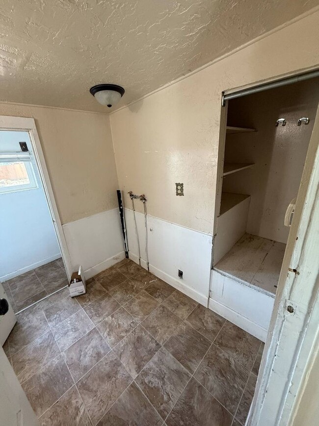 Building Photo - 2 Bedroom Home