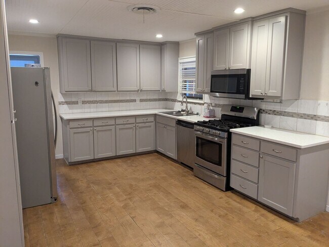 Foto del edificio - Spacious 4 Bed 2 Bath with Enclosed Patio and Stainless Steel Appliances