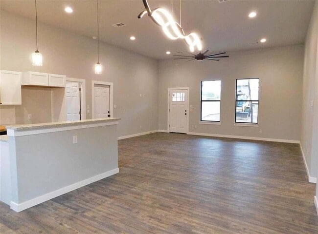 Building Photo - 207 Laurel Ln