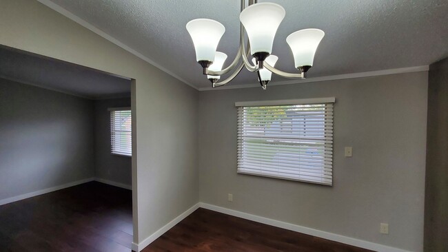 Building Photo - Spacious, Newly Renovated 3 Bed, 2 Bath Home