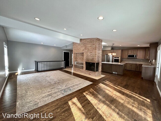 Building Photo - 3 br, 2.5 bath House - 2913 W Oak St