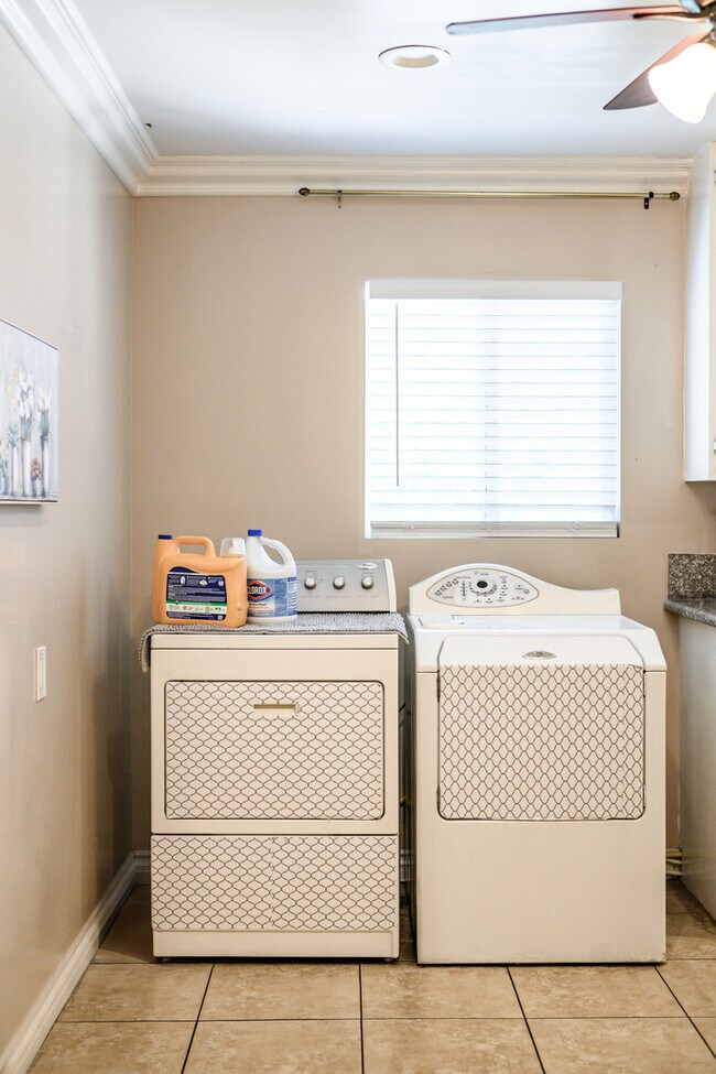 Foto del edificio - Fully Furnished 2BR Home with Crib — Mid-T...