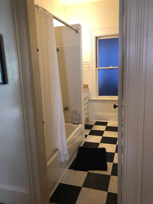 Foto del edificio - Lovely bedroom for rent in clean organized...